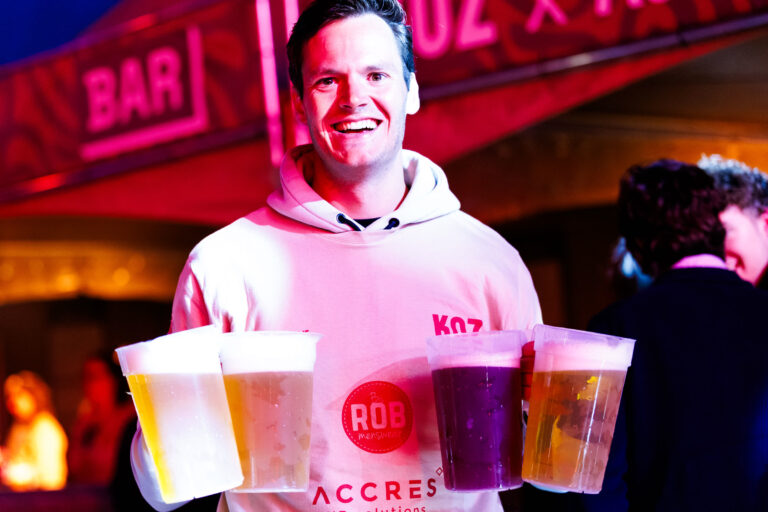 Bezoeker met een handvol biertjes tijdens KOZ-Cantus