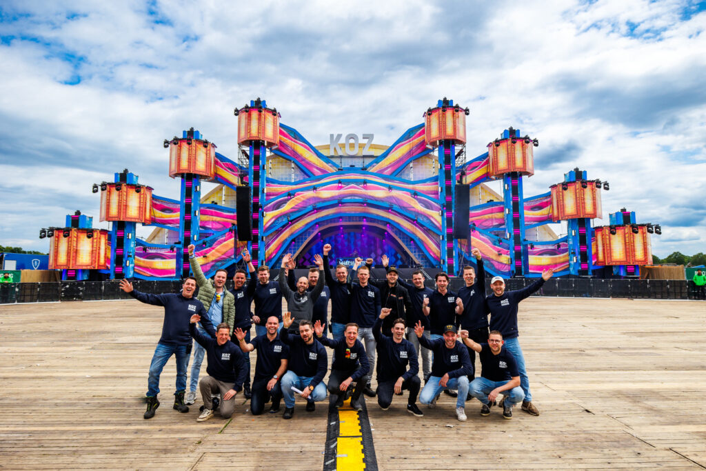 De KOZ-crew juicht voor de kleurrijke mainstage van KOZ Festival in Deurne