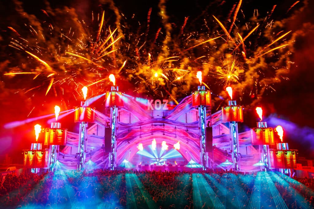 Vuurwerk boven de KOZ mainstage tijdens de eindshow