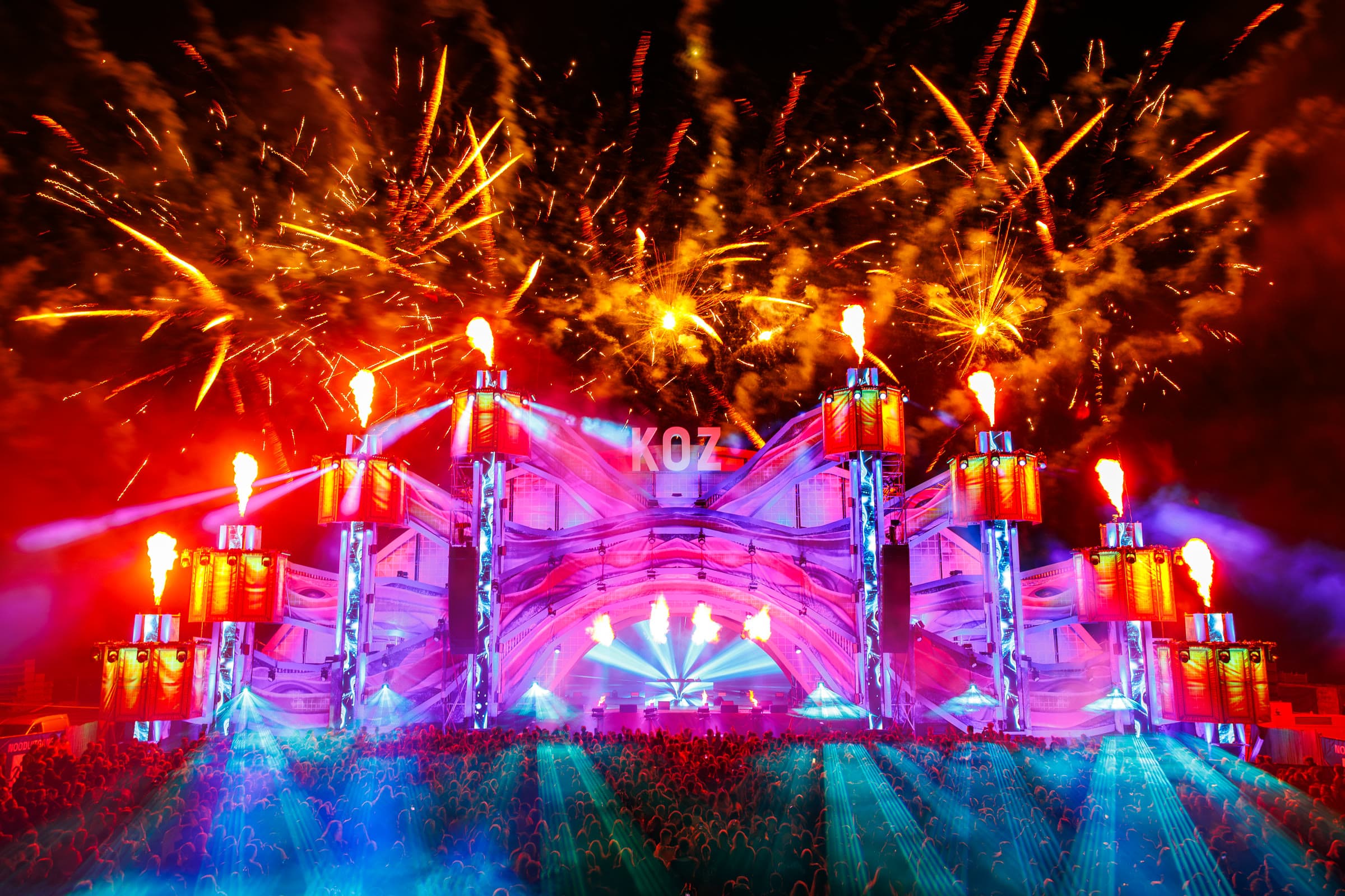Vuurwerk boven de KOZ mainstage tijdens de eindshow