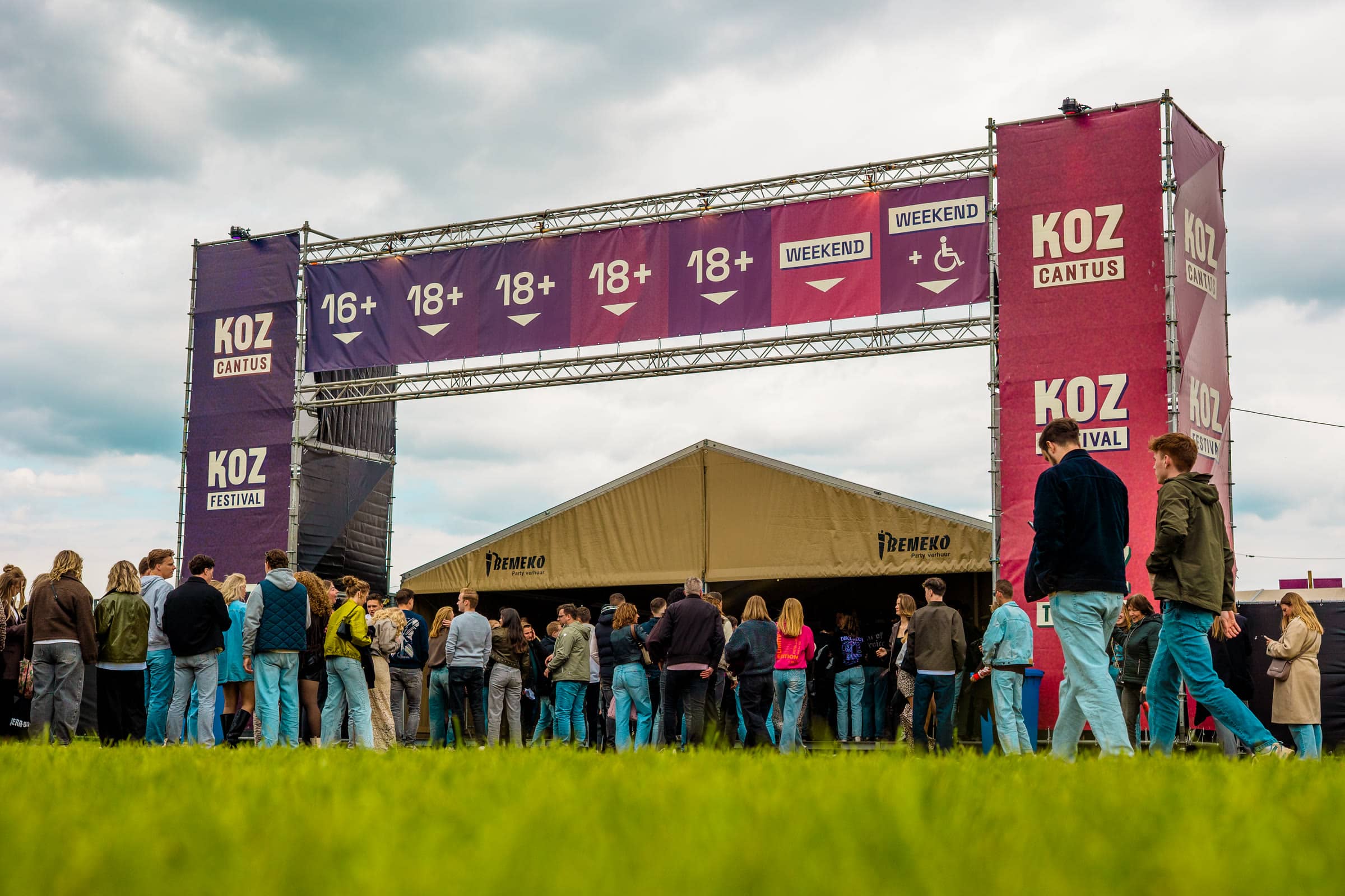 Bezoekers lopen door de entree van KOZ Festival