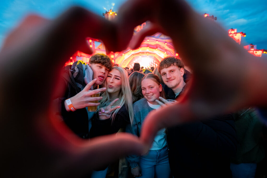 Bezoekers gefotografeerd door een hartje van handen