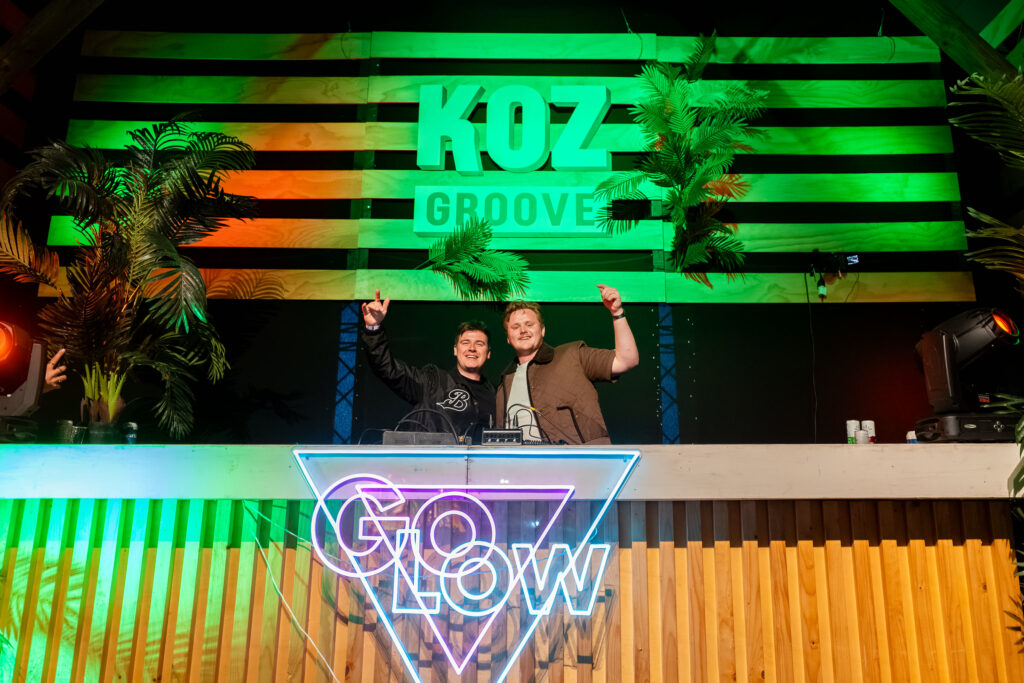 Dj's draaien in de KOZ Groove