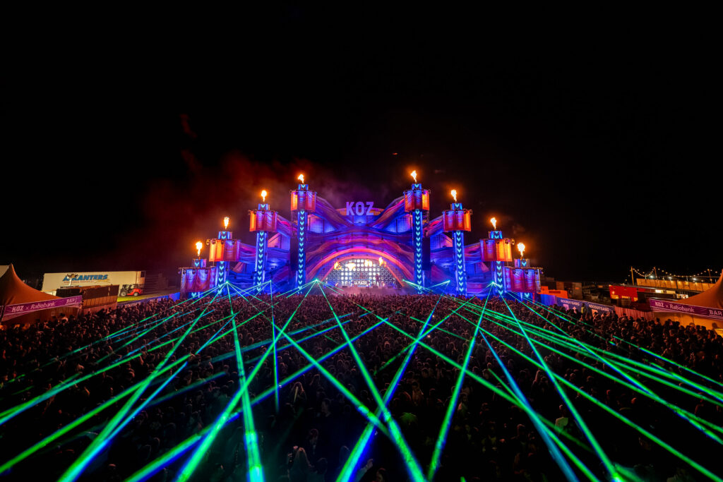 Groene lasers over het publiek bij de KOZ mainstage