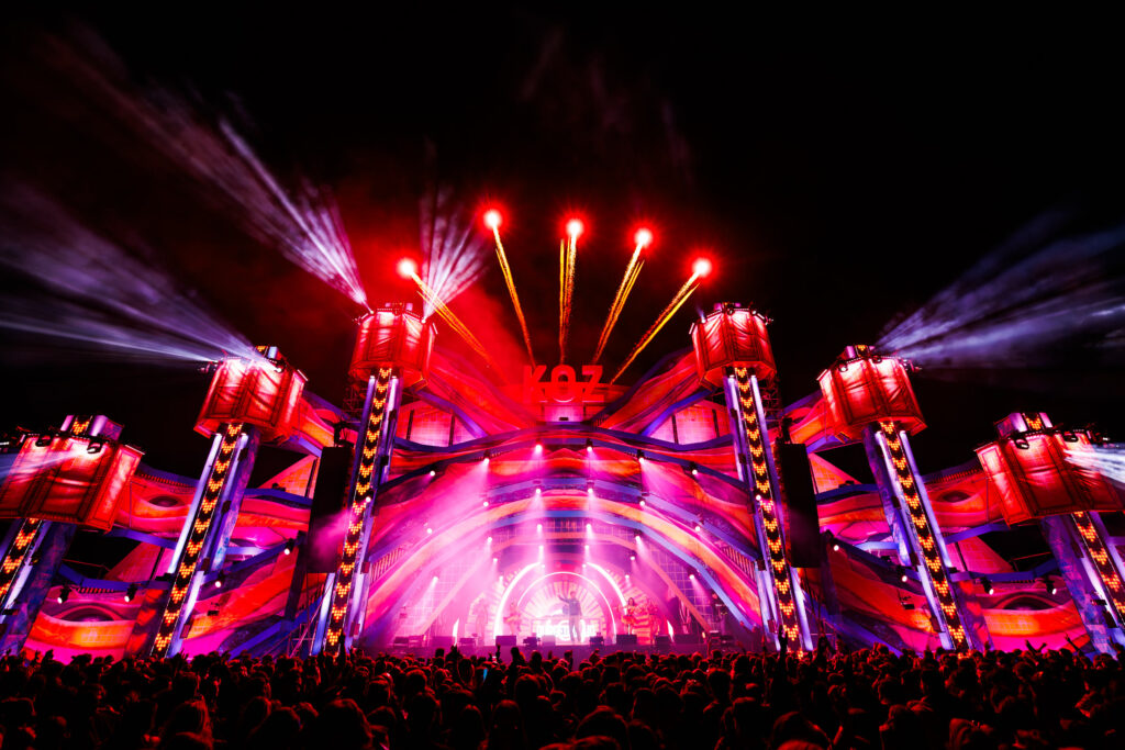 KOZ mainstage in de avond met vuurwerk en lichtshow