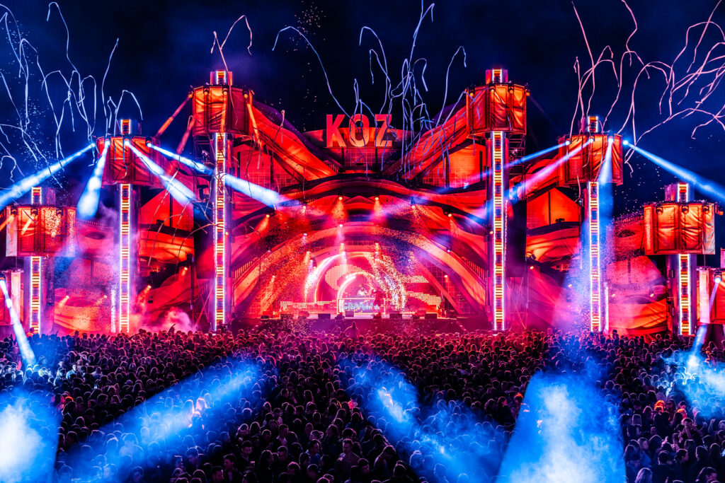 Lasers en lichtshow op de KOZ mainstage bij nacht