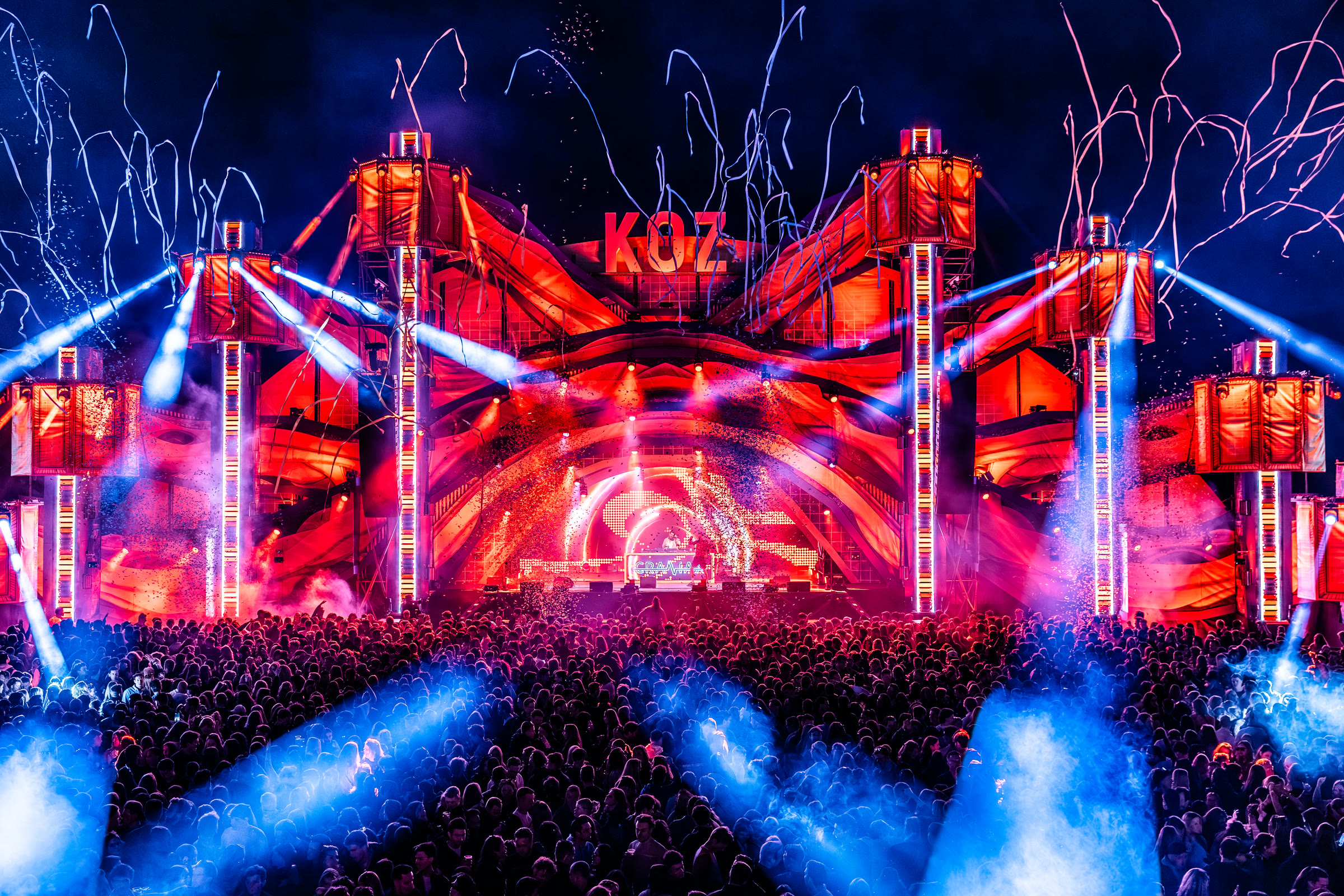 Lasers en lichtshow op de KOZ mainstage bij nacht