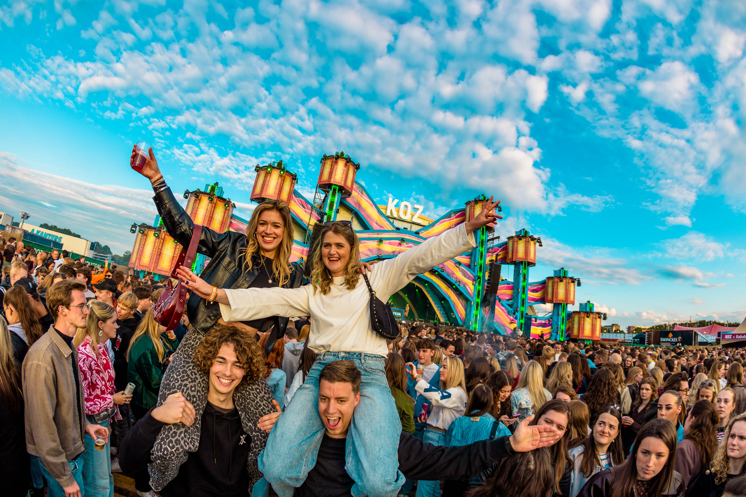 Publiek juicht voor de mainstage op een zonnige middag