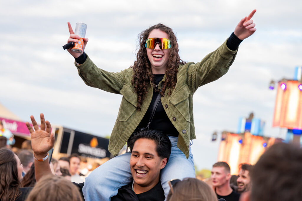 Bezoeker op de schouders in het publiek