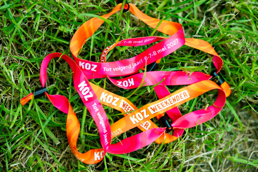 KOZ polsbandjes in het gras