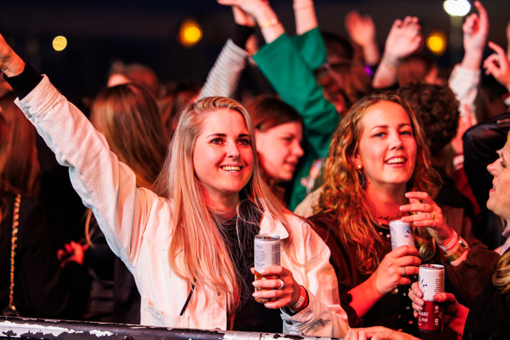 Uitzinnig publiek vooraan bij de mainstage