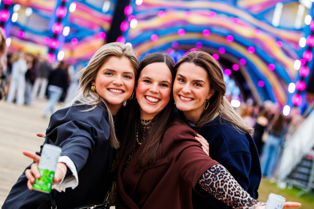 Vriendinnen maken een selfie voor de mainstage
