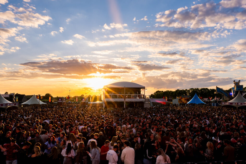 Zonsondergang boven het festivalterrein van KOZ in Deurne