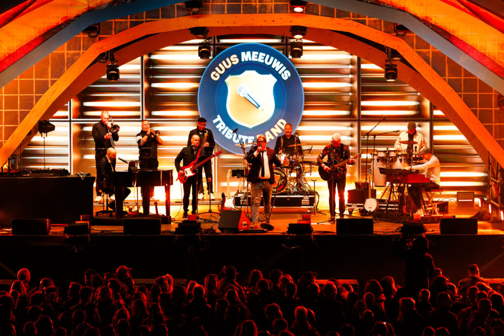 Tributeband op de KOZ mainstage tijdens KOZ-Tribute